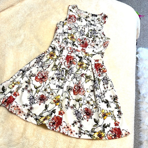 Floral fit and flare Dress - Picture 3 of 5